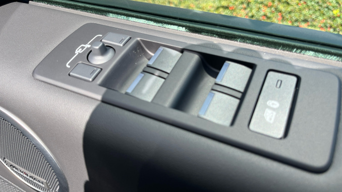 Land Rover Discovery 3.0 D350 Tempest 5dr Auto Diesel Station Wagon - Image 27